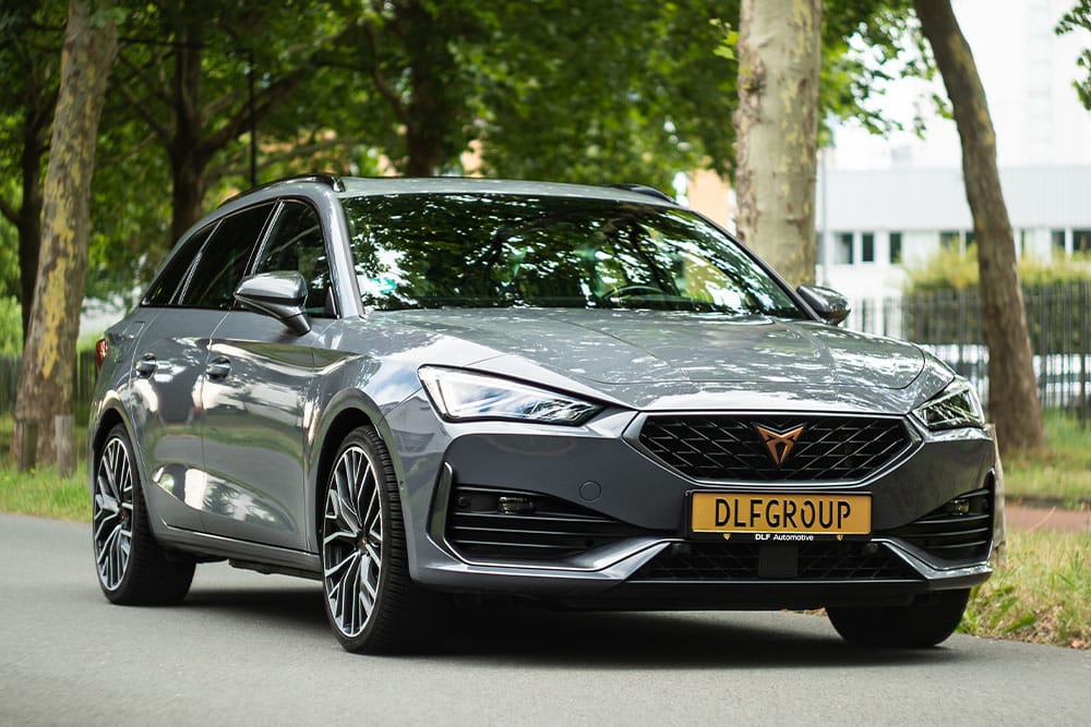 Grijze Cupra Leon VZ 1.4 beschikbaar voor zakelijke negatieve BKR lease via De Lease Financier.