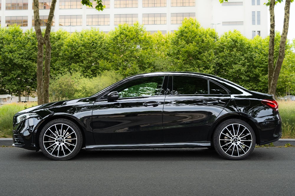 Zwarte Mercedes A-Klasse 180 voor zakelijke negatieve BKR lease via De Lease Financier.