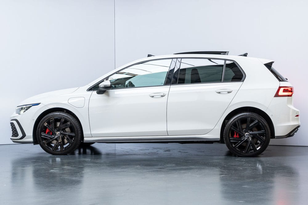 Witte Volkswagen Golf GTE plug-in hybride voor zakelijke lease