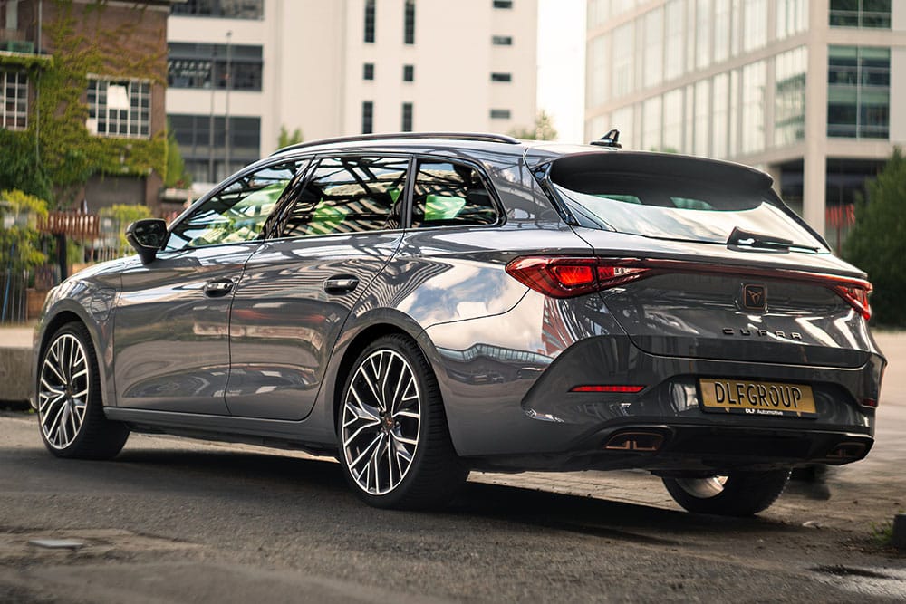 Grijze Cupra Leon 1.4 VZ Hybrid beschikbaar voor netto operational lease