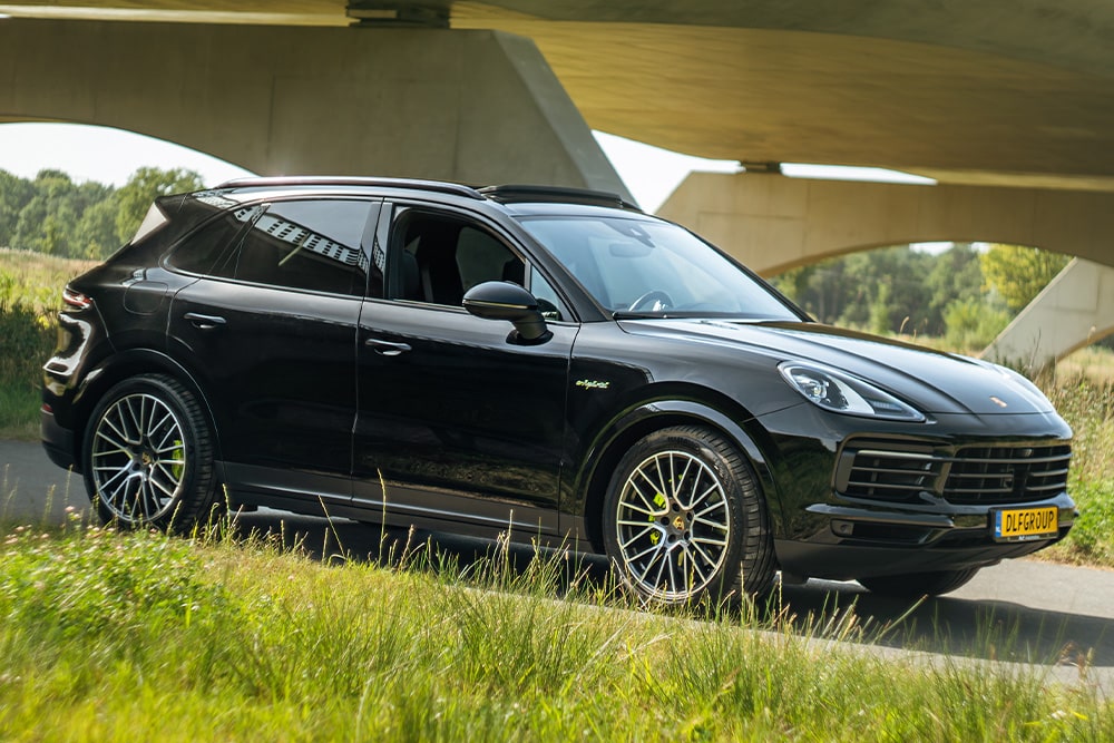 Zwarte Porsche Cayenne 3.0 e-Hybrid geschikt voor zakelijke financial lease