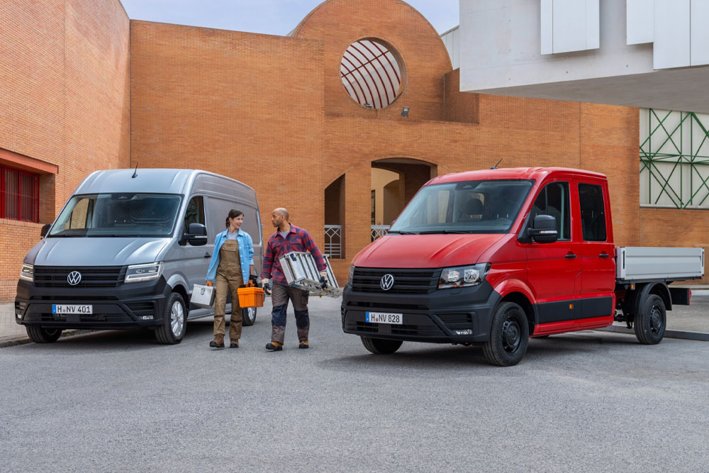 Volkswagen Crafter bestelwagen en open laadbak met twee werklieden