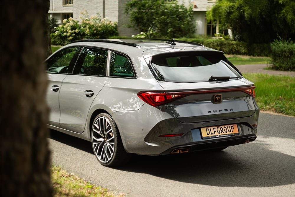 Grijze Cupra Leon stationwagen geschikt voor zakelijke lease via FleetCare by DLF