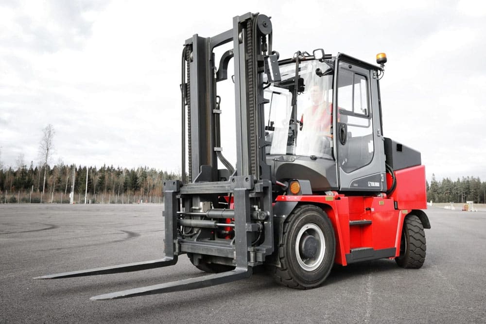 Rode heftruck op industrieterrein klaar voor gebruik
