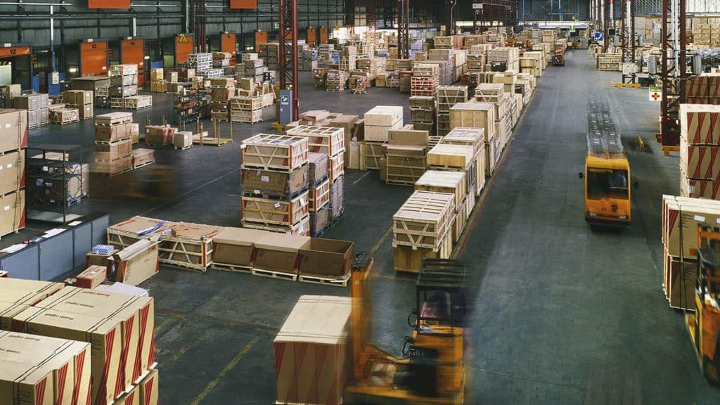 Magazijn met intern transportmaterieel en verpakte goederen