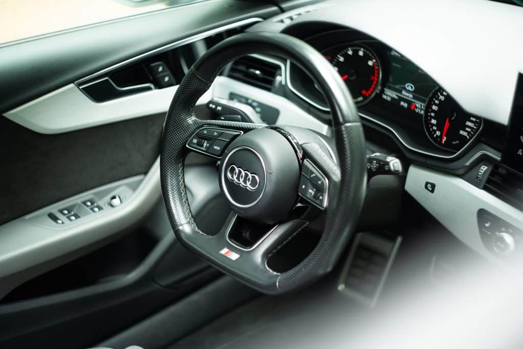 Interieur Audi A4 Avant S-line met sportstuur en digitaal dashboard