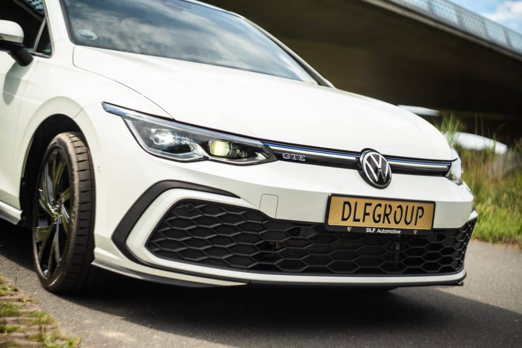 Voorkant witte Volkswagen Golf GTE met DLF kenteken, zakelijke leaseauto