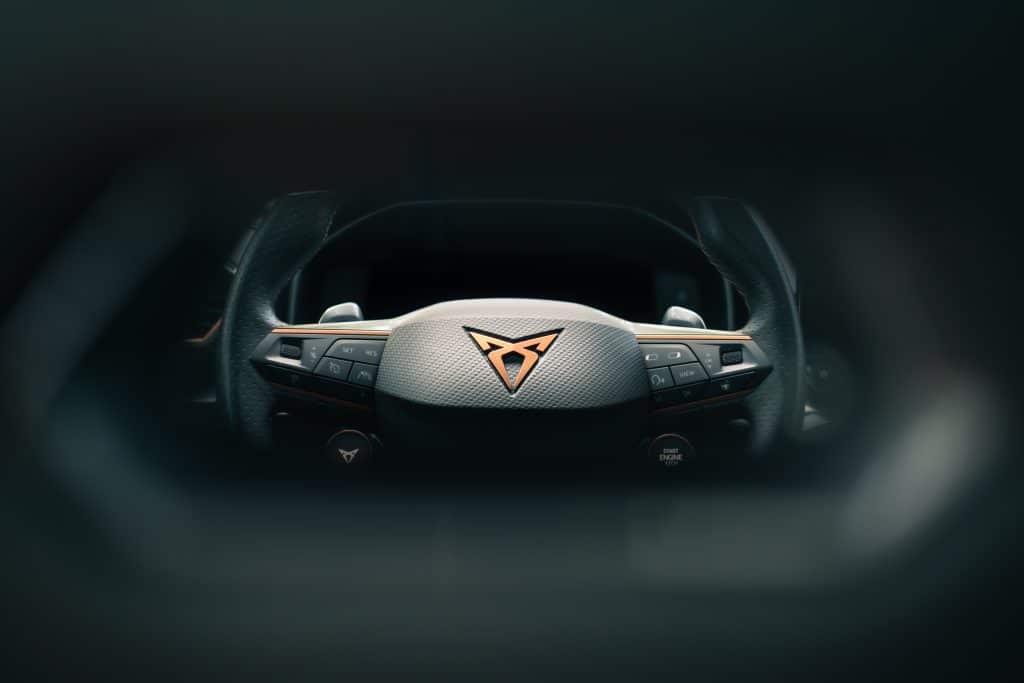 Interieur van Cupra Leon Sportstourer met sportstuur, zakelijk via financial lease