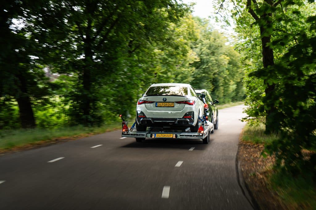 BMW op autotransporter voor zakelijk gebruik via equipment lease