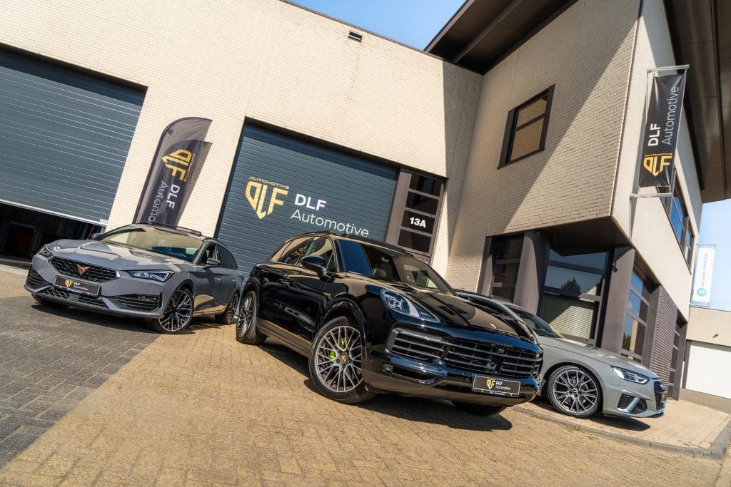 Bedrijfspand van DLF Automotive met luxe occasions voor zakelijke lease.