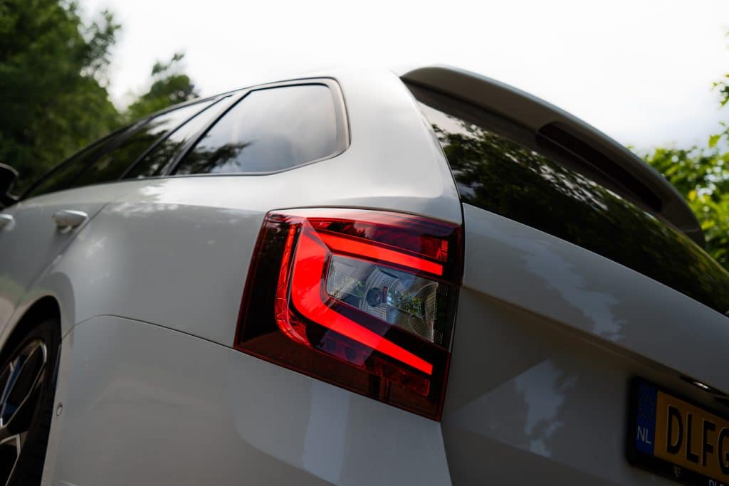 Achterzijde witte Škoda Octavia vRS, geschikt voor zakelijke lease